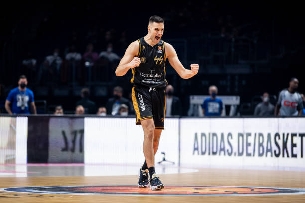 她更是打出 她更是打出